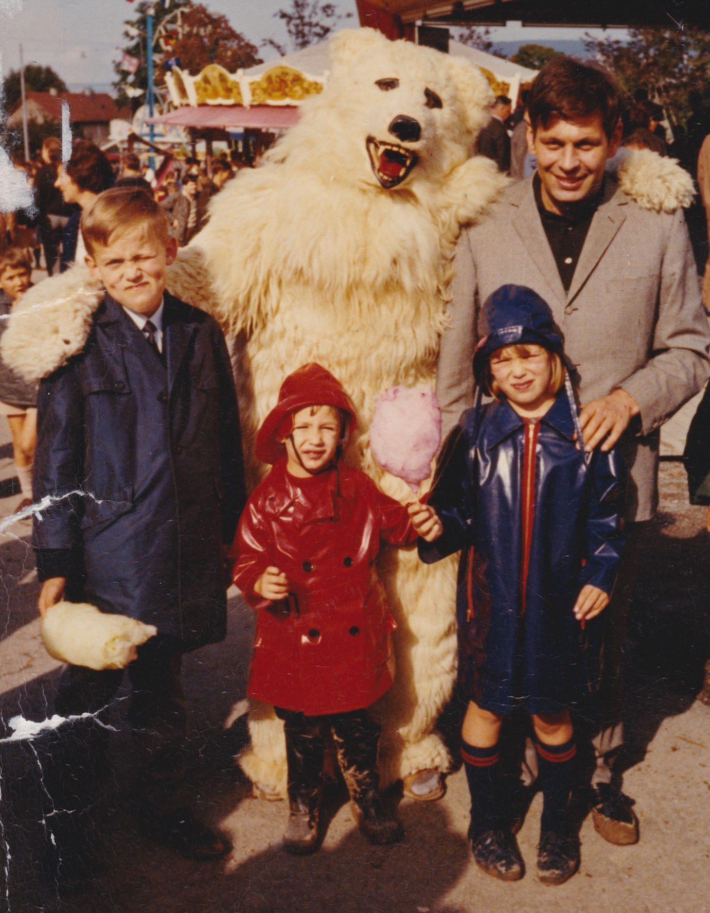 Christoph Feldpausch, Thomas Wollenberger, Bettina Feldpausch und Werner Wollenberger mit Bär, 1965